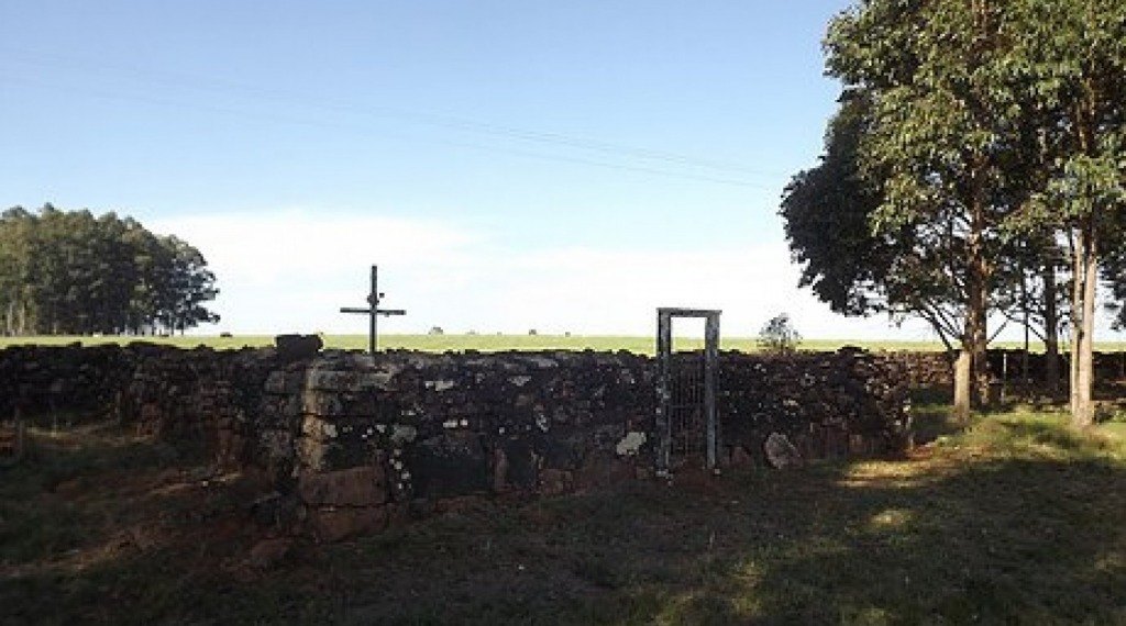 CEMITÉRIO DOS CATIVOS - Este pequeno cemitério iniciado em 1879, encontra-se localizado próximo à zona urbana de Bossoroca.