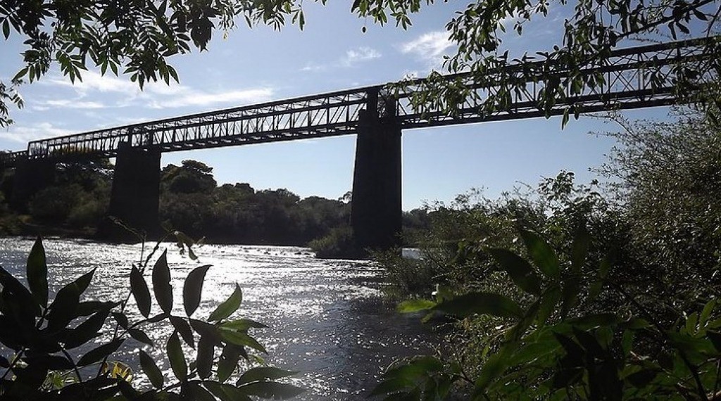 PONTE DE FERRO – RIO PIRATINI - Em 1900, construiu-se a primeira ponte sobre o rio Piratini, que ligava São Luiz - São Borja. A construção foi em madeira. No entanto, com a grande enchente de 1905, a enxurrada levou a ponte água abaixo. Num esforço do Sen
