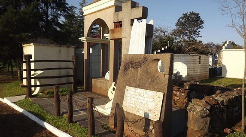 MAUSOLÉU NOEL GUARANY - Local onde está sepultado o missioneiro Noel Fabrício da Silva - Noel Guarany, o Cantor da Bossoroca.