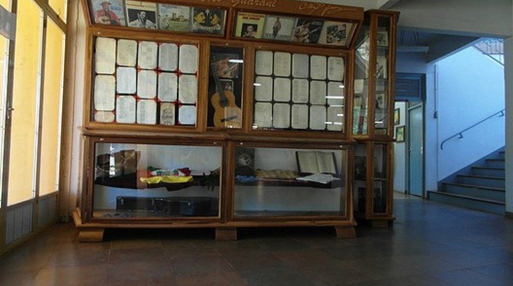 ACERVO DE NOEL GUARANY - Este acervo, localizado no espaço de entrada da Prefeitura Municipal, guarda um importante conjunto de objetos deste artista missioneiro, constituído por roupas, instrumentos musicais (violão e gaita), rascunhos de letras, discos 